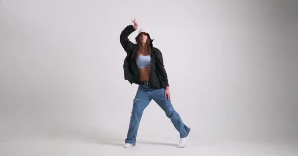 Stylowa Kobieta Taniec Hip Hop Modnym Stroju Białym Tle — Wideo stockowe