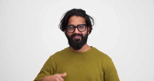 Portrét Šťastného Vousatého Mladého Muže Brýlemi Ukazující Volejte Gesto Dívejte — Stock video