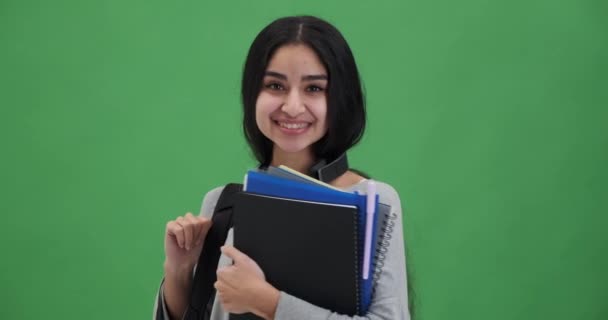 幸せな若い女性学生を運ぶファイルフォルダとバックパック — ストック動画