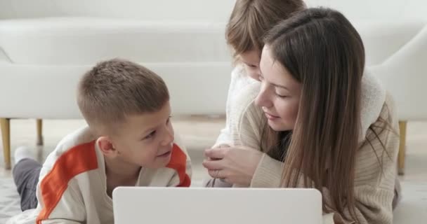 Мама Своими Детьми Лежит Смотрит Кино Помощью Ноутбука Дома — стоковое видео