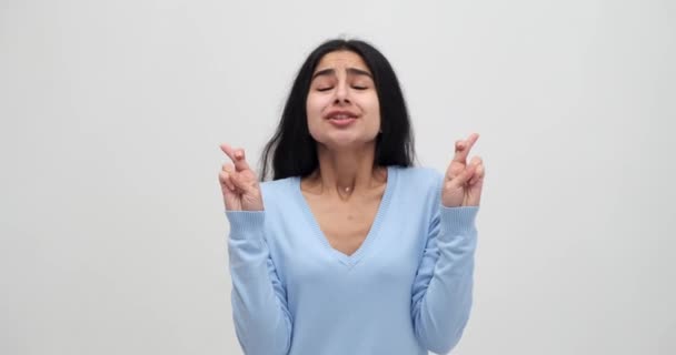 Frauenporträt Bettelt Erfüllung Ihres Wunsches Durch Daumendrücken — Stockvideo
