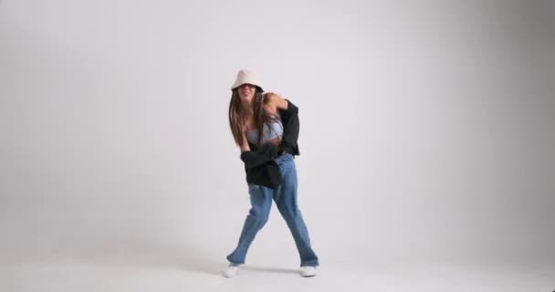 Snygg Ung Kvinna Dansar Till Hip Hop Stil Vit Bakgrund — Stockvideo