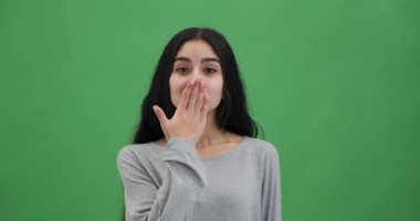 Neşeli kadın hava öpücüğü ve gülümseme gönderiyor.