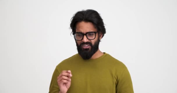 Bärtiger Irritierter Junger Mann Mit Brille Der Versucht Sich Etwas — Stockvideo