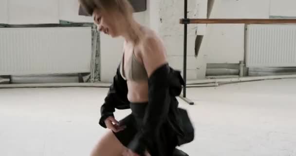 Sexy Giovane Donna Che Balla Camicia Sbottonata Allo Studio — Video Stock