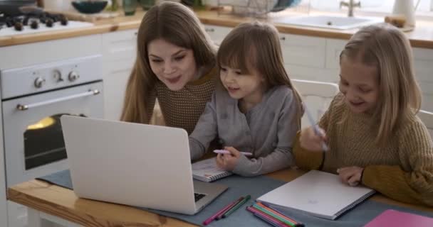 Mosolygó Kaukázusi Fiatal Anya Mutatja Képeket Laptopon Hogy Lányok Rajz — Stock videók