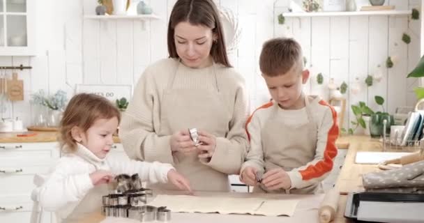 Frau Mit Kindern Backt Kekse Mit Ausstecher Und Nudelholz Küchentisch — Stockvideo