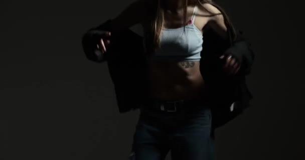 Donna Attiva Reggiseno Sportivo Camicia Sbottonata Che Balla Stile Hip — Video Stock