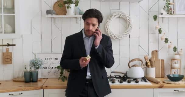 Empresário Ocupado Tomando Café Manhã Conversando Telefone Celular Cozinha Doméstica — Vídeo de Stock