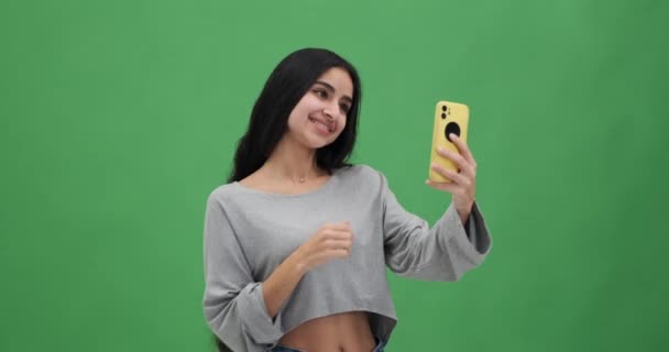 Lycklig Kvinna Som Tar Selfie Och Messaging Med Mobiltelefon — Stockvideo