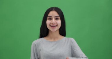 Mutlu genç bir kadının portresi baş parmak işareti yapıyor.