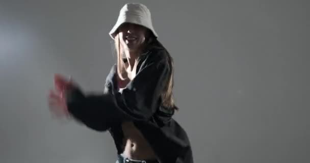 Elegante Giovane Donna Che Danza Hip Hop Stile Libero Cappello — Video Stock