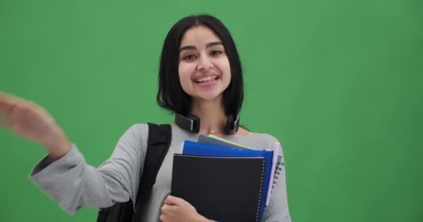 Feliz Joven Estudiante Saludando Agitando Mano Llevando Notas Para Estudiar — Vídeos de Stock