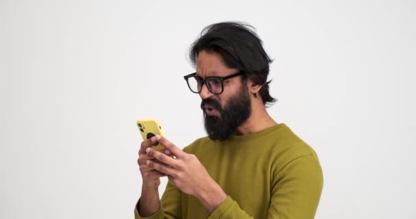 Portræt Skægget Ung Mand Chokeret Frustreret Modtage Dårlige Nyheder Mobiltelefon – Stock-video