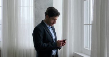 Cep telefonundan kötü haber almaktan rahatsız olan işadamı