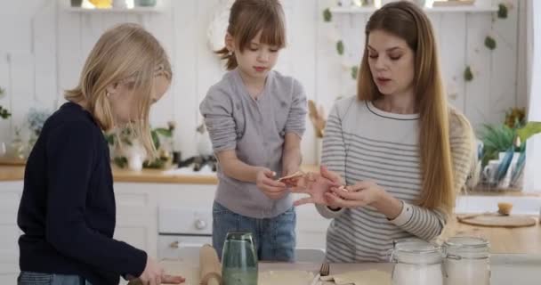 Молода Мама Розкачує Тісто Направляє Милих Дочок Виготовленні Свіжого Печива — стокове відео
