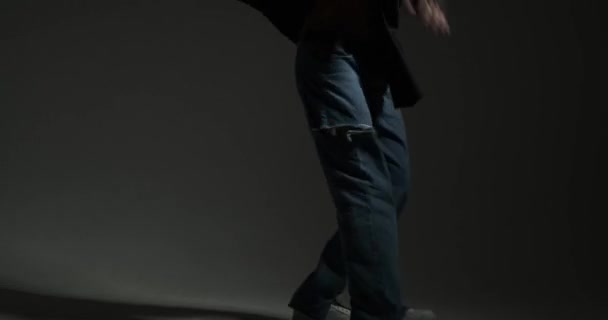 Aktywne Tancerka Taniec Stylu Hip Hop Noszenie Stylowy Strój Kapelusz — Wideo stockowe