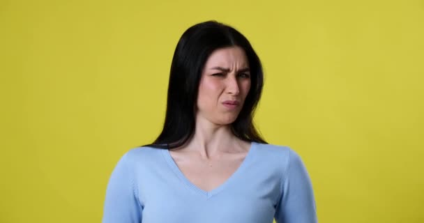 Een Close Portret Van Een Blanke Vrouw Een Gele Achtergrond — Stockvideo