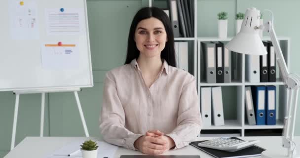 Porträt Einer Lächelnden Kaukasierin Die Einem Schreibtisch Einem Büro Sitzt — Stockvideo
