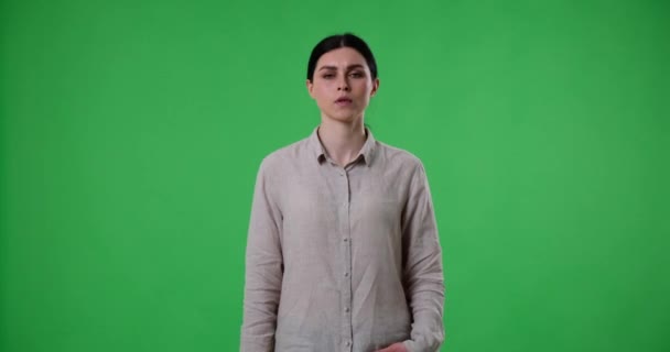 Yeşil Perde Arkasında Duran Kızgın Beyaz Bir Kadın Susma Hareketini — Stok video
