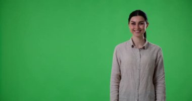 Kendine güvenen bir kadın yeşil arka planda duruyor ve üç seçenek sunarken çerçevenin sol tarafını işaret ediyor. İşaret parmağıyla izleyicileri seçimlere yönlendiriyor..