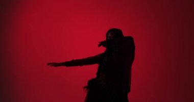 Yetenekli bir dansçının büyüleyici performansıyla Hint dansı. Güzel bir sari giymiş, akıcılık ve zarafetle hareket ediyor, bu klasik sanatın karmaşık koreografisini sergiliyor..