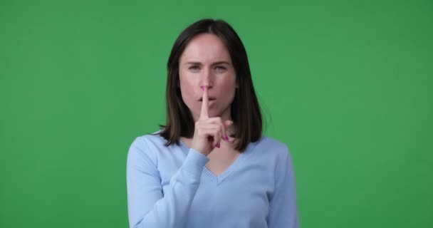 Serieus Ogende Blanke Vrouw Staat Tegen Een Groen Scherm Maakt — Stockvideo