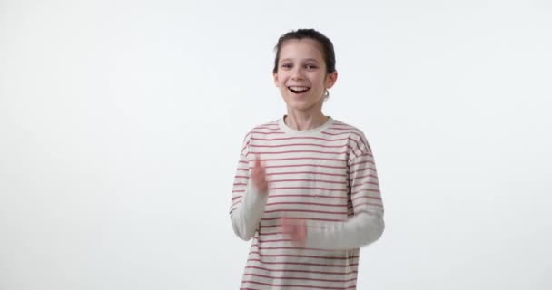 Een Schoolgaande Jongen Staat Een Witte Achtergrond Glimlachend Met Verwondering — Stockvideo