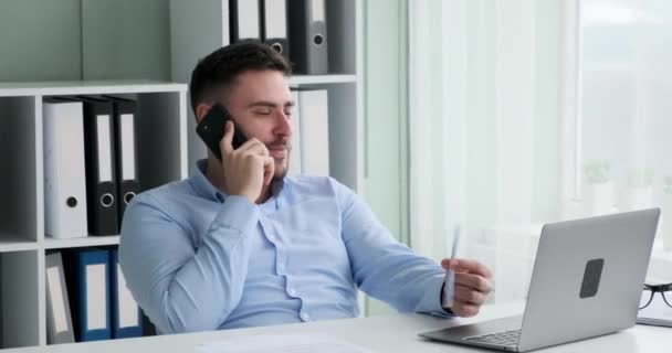 Веселый Жизнерадостный Кавказский Бизнесмен Сидит Своим Столом Офисе Разговаривает Телефону — стоковое видео