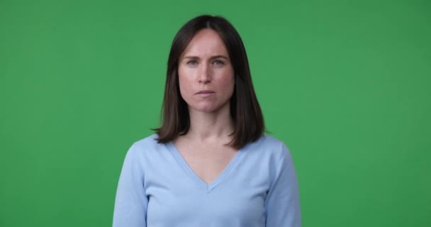 Vážne Vyhlížející Běloška Stojí Zeleném Pozadí Ukazuje Nevidí Žádné Zlé — Stock video