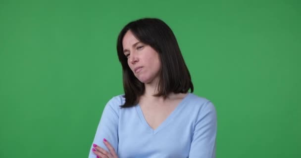 Портрет Расстроенной Женщины Негативным Выражением Лица Стоящей Изолированном Зеленом Фоне — стоковое видео