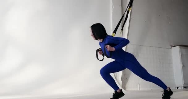 Zdolna Kobieta Niebieskiej Odzieży Sportowej Używająca Taśm Oporowych Wykonywania Zacofanych — Wideo stockowe
