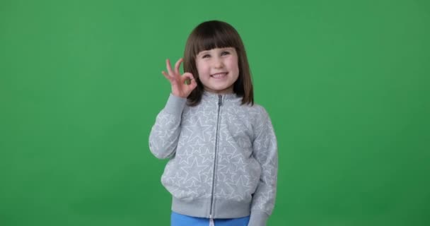 Roztomilé Školačka Stojí Zeleném Pozadí Obrazovky Jasným Úsměvem Tváři Nadšením — Stock video