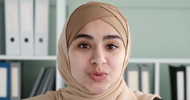 Крупный План Портрета Арабки Носящей Хиджаб Завязанный Захватывающую Беседу Заснятый — стоковое видео