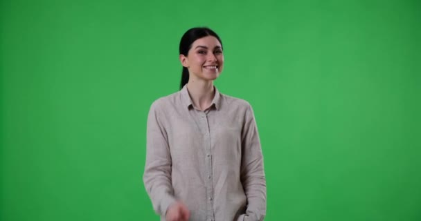 Joyful Blanke Vrouw Staat Een Groene Achtergrond Glimlacht Als Maakt — Stockvideo