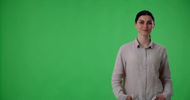 Zeleném Pozadí Obrazovky Stojí Běloška Dívá Levé Straně Vyjadřuje Své — Stock video