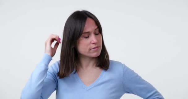 Caucasian Woman Standing White Background Scratching Her Head Looking Bored — Stock Video