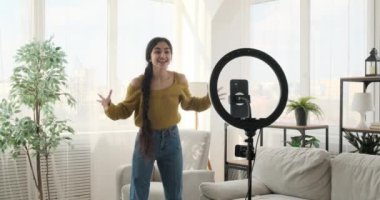 Seyirciyi cezbedici mobil bloglar aracılığıyla kendine bağlayan Hintli bir vlogger. Bulaşıcı bir coşkuyla hikayelerini paylaşıyor, mesajını iletmek için izleyicilerle iletişim kuruyor..