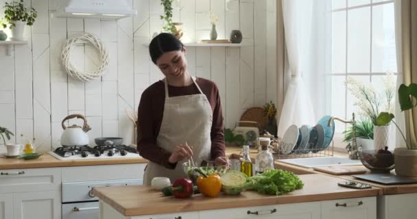 Donna Caucasica Indossando Grembiule Cucina Trova Cucina Accanto Tavolo Con — Video Stock