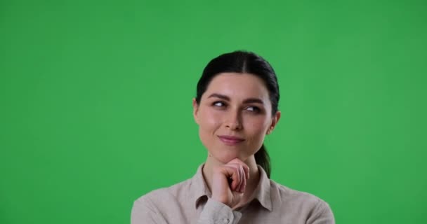 Een Slimme Blanke Vrouw Staat Een Groen Scherm Denkt Keuze — Stockvideo
