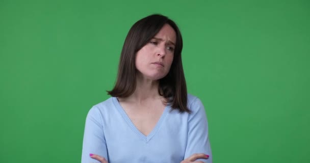 Mujer Caucásica Pie Sobre Fondo Pantalla Verde Mirando Muy Aburrido — Vídeo de stock