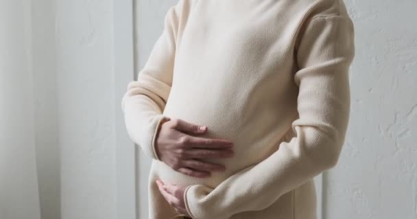 Vreugdevolle Zwangere Blanke Vrouw Naast Het Raam Teder Streelend Groeiende — Stockvideo