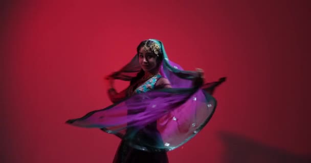 Desempenho Uma Dançarina Indiana Talentosa Como Ela Move Com Graça — Vídeo de Stock