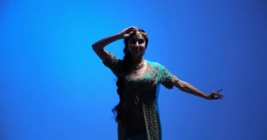 Tek bir sanatçı olarak Hint dansının sihrini tecrübe edin güçlü ve dinamik bir performansla ekrana hükmediyor, Bharatanatyam 'ın güzelliğini ve enerjisini sergiliyor..