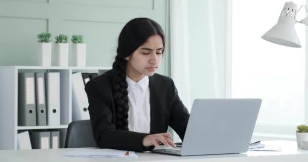 Επιχειρηματίας Κάθεται Στο Γραφείο Φορητό Υπολογιστή Της Αρχίζει Δυσλειτουργεί Προκαλώντας — Αρχείο Βίντεο