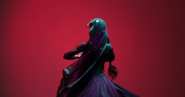 Молода Індійська Жінка Танцює Енергією Вираженням Показуючи Свою Майстерність Пристрасть — стокове відео