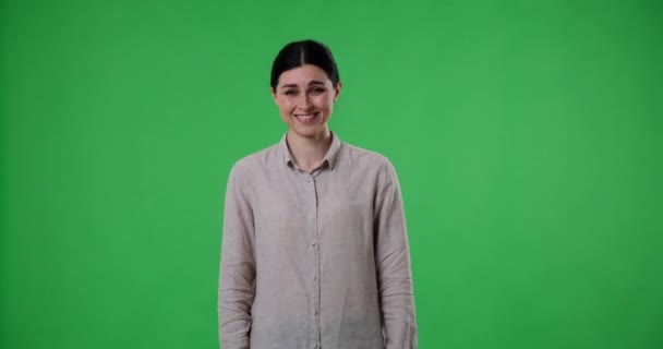 Blanke Vrouw Die Een Groene Achtergrond Het Scherm Staat Luid — Stockvideo