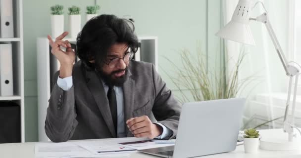 Indiański Biznesmen Okularach Garniturze Krawacie Siedzi Swoim Biurze Laptopem Rozmawia — Wideo stockowe