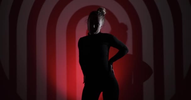 Élénk Vörös Háttérrel Elvont Alakokkal Szemben Egy Göndör Hajú Táncos — Stock videók
