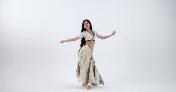 Młoda Hinduska Kobieta Wdziękiem Tańczy Tradycyjny Indyjski Taniec Ubrana Białe — Wideo stockowe